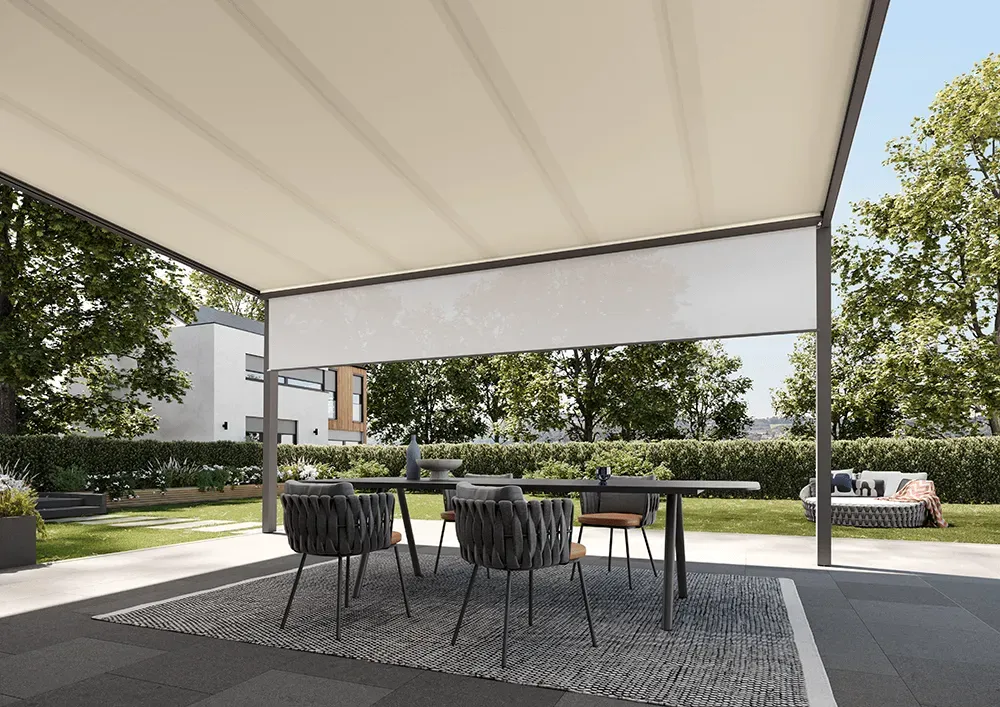 Eine Terrasse mit Tisch und Stühlen unter einem Baldachin.