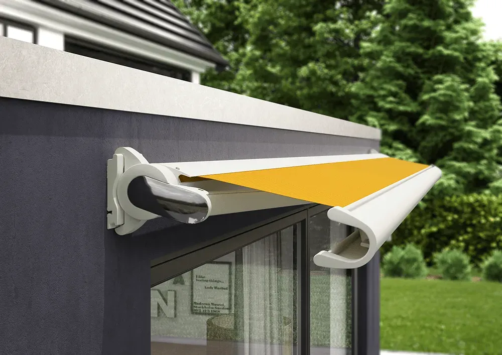 An der Seite eines Gebäudes ist eine gelbe Markise angebracht.