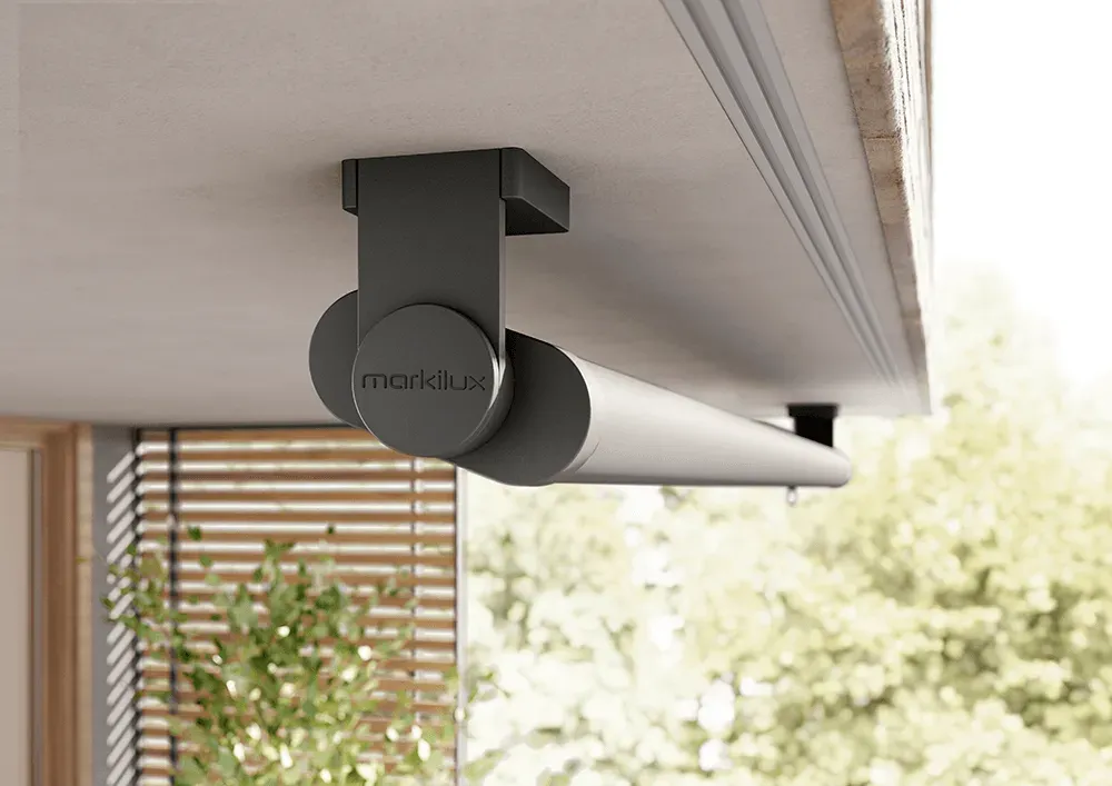 Eine schwarze Markise hängt von der Decke eines Gebäudes.