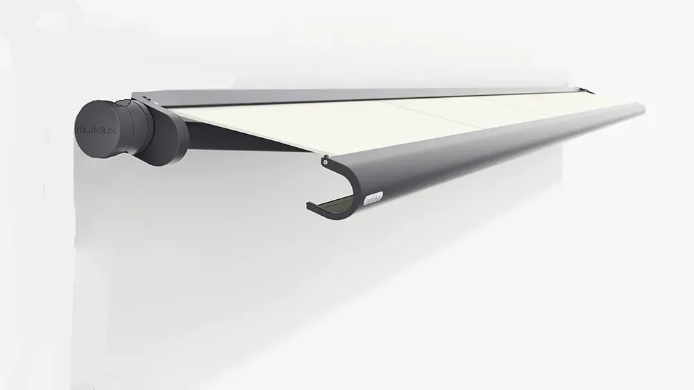 An einer weißen Wand hängt eine weiße Markise.