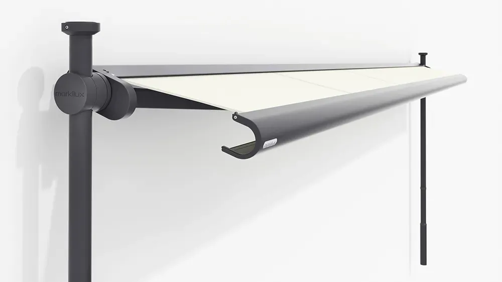 Eine weiße Markise ist an einer Stange auf weißem Hintergrund befestigt.