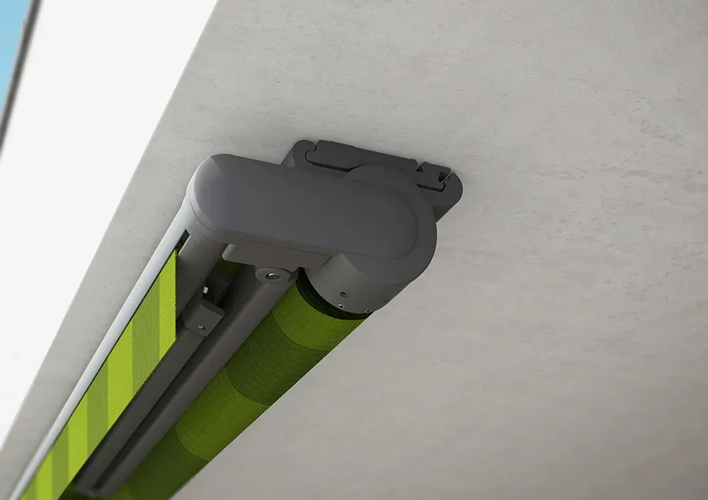 Eine grüne Markise hängt von der Decke eines Gebäudes.