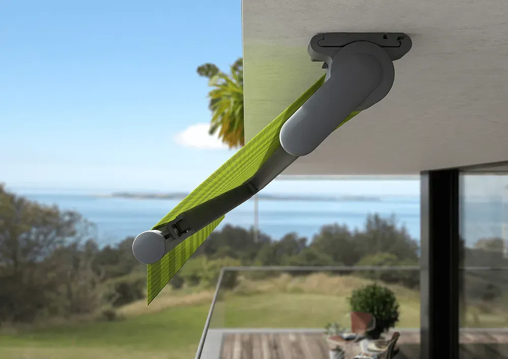 An der Seite eines Gebäudes hängt eine grüne Markise.