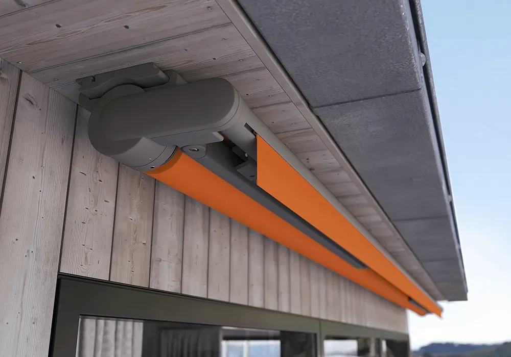Eine orangefarbene Markise ist an der Seite eines Gebäudes angebracht