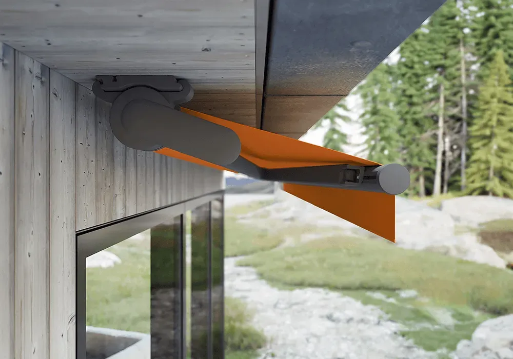 An der Seite eines Gebäudes hängt eine orangefarbene Markise.