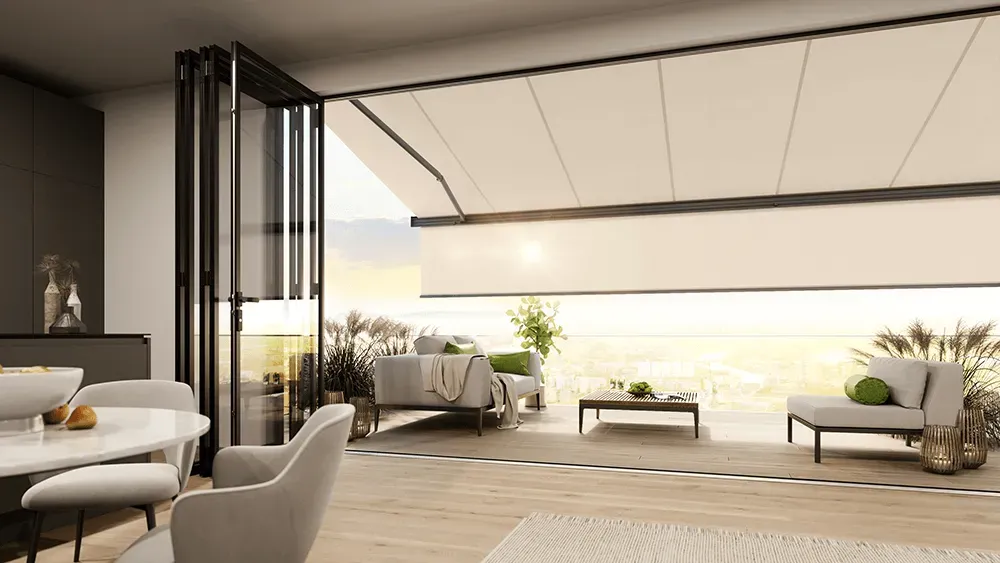 Ein Wohnzimmer mit Couch, Stühlen, Tisch und Balkon.