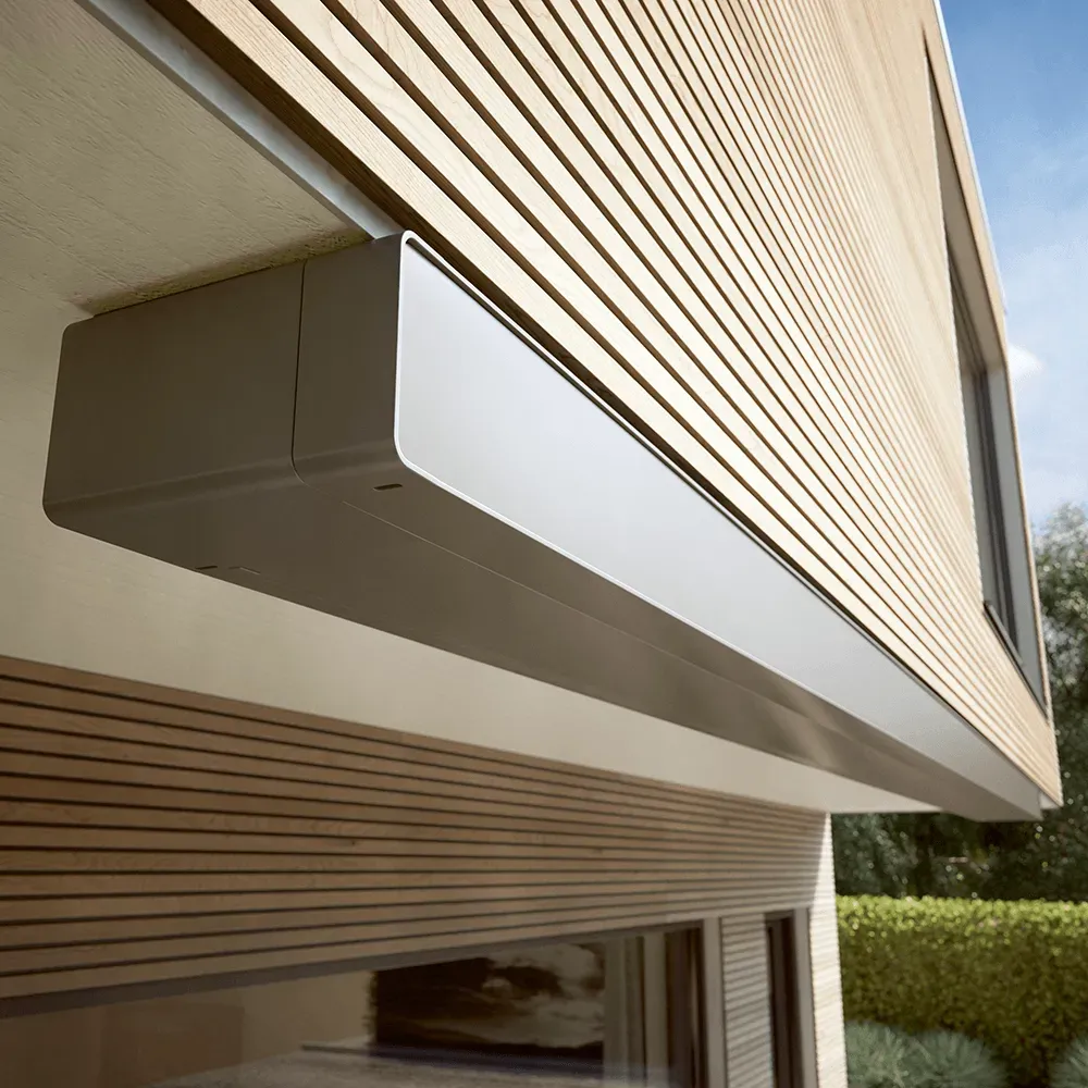 Ein Haus mit einer weißen Markise an der Seite.