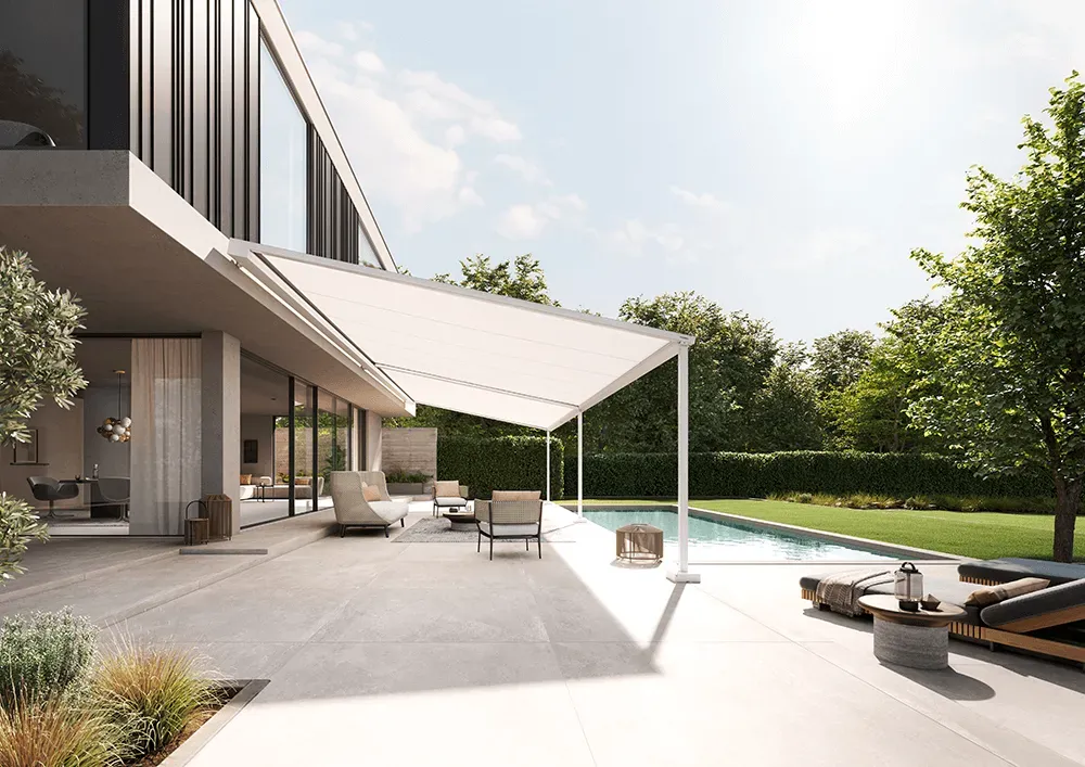 Ein großes Haus mit Terrasse und Swimmingpool im Hinterhof.