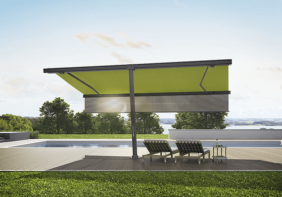 Eine grüne Markise überdacht eine Terrasse mit Stühlen und einem Swimmingpool.