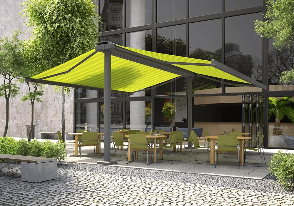 Ein Restaurant mit Tischen und Stühlen unter einem Vordach.