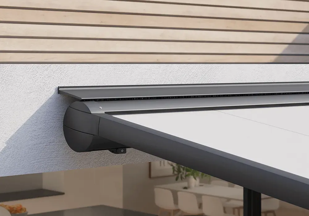 Eine Nahaufnahme einer Pergola an der Seite eines Gebäudes.