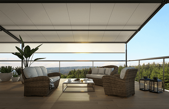 Eine Terrasse mit Couch, Stühlen und Tisch unter einem Baldachin.