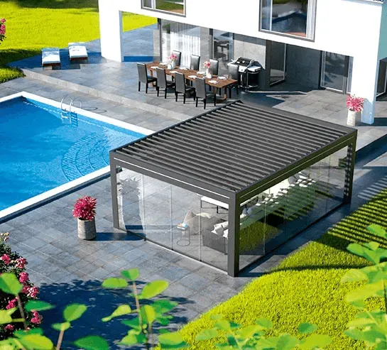 Eine Luftaufnahme eines Hauses mit Swimmingpool und Pergola.