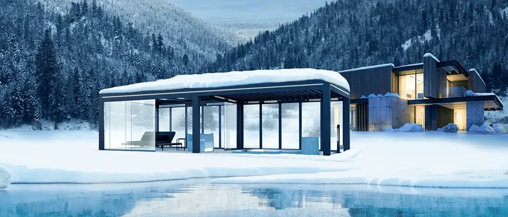 Ein Haus steht inmitten eines schneebedeckten Feldes neben einem See.