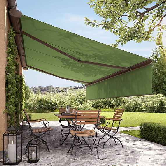 Eine Terrasse mit einer grünen Markise über einem Tisch und Stühlen.