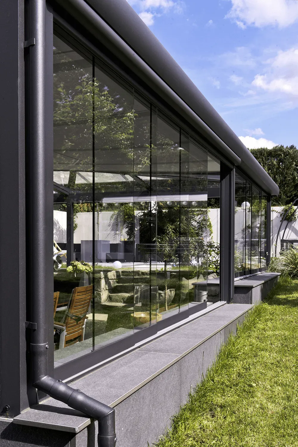 Ein Haus mit vielen Fenstern und einem Abflussrohr