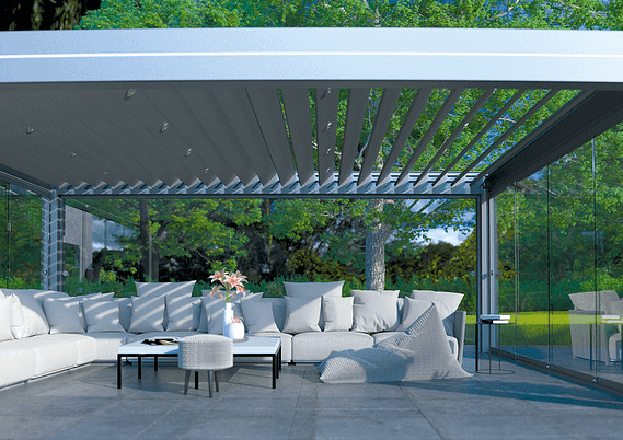 Eine Terrasse mit Sofa und Stühlen unter einer Pergola.