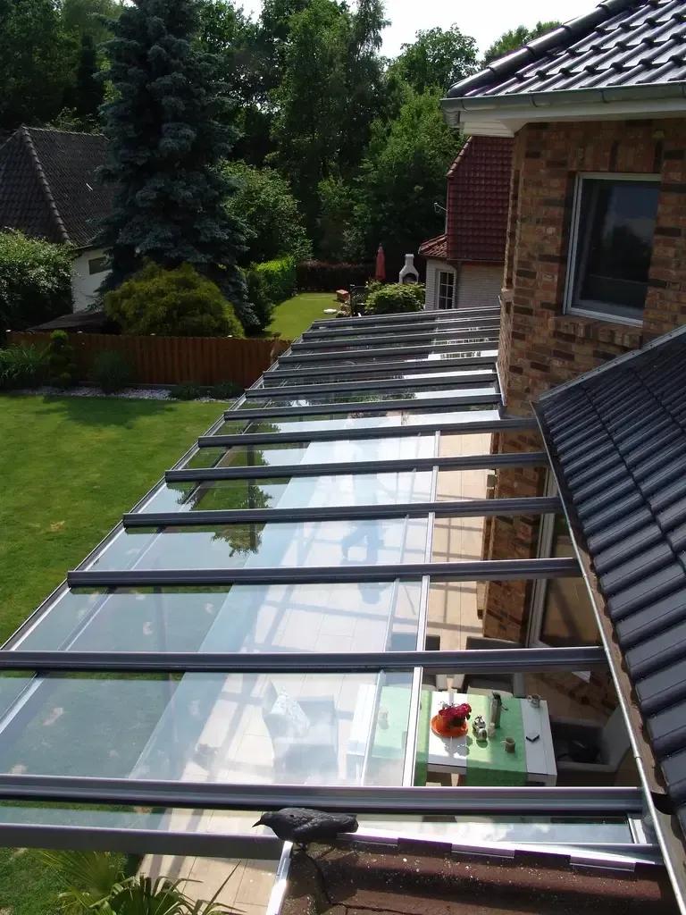 Ein Haus mit einem Glasdach und einem Tisch darunter