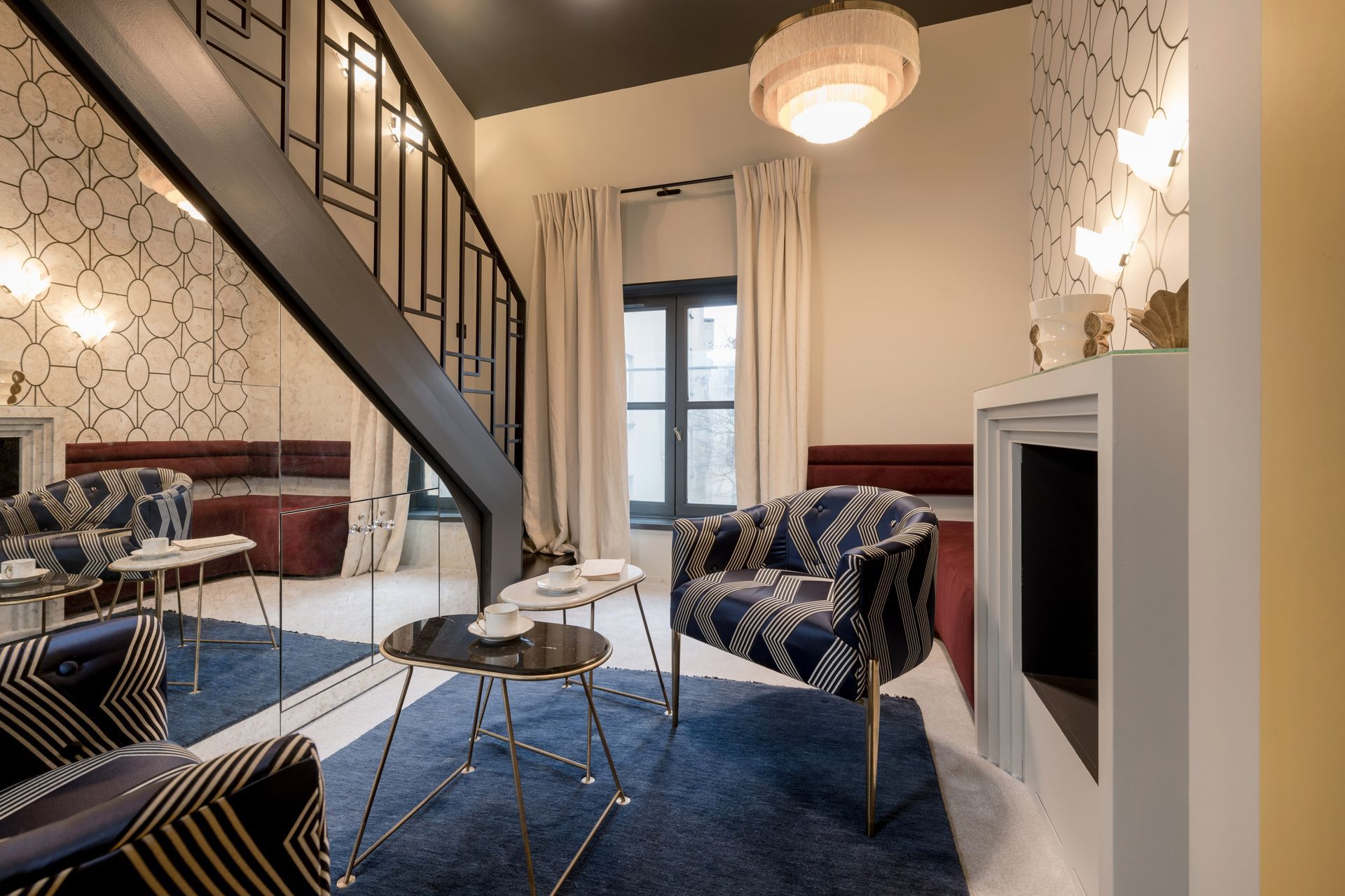 Chambre avec lambris, œuvres d'art, lit et télévision.