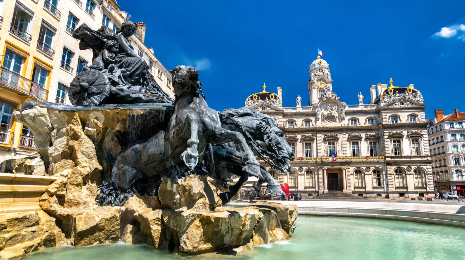 Chambre confortable et luxueuse avec cheminée, baignoire à la Tour Rose