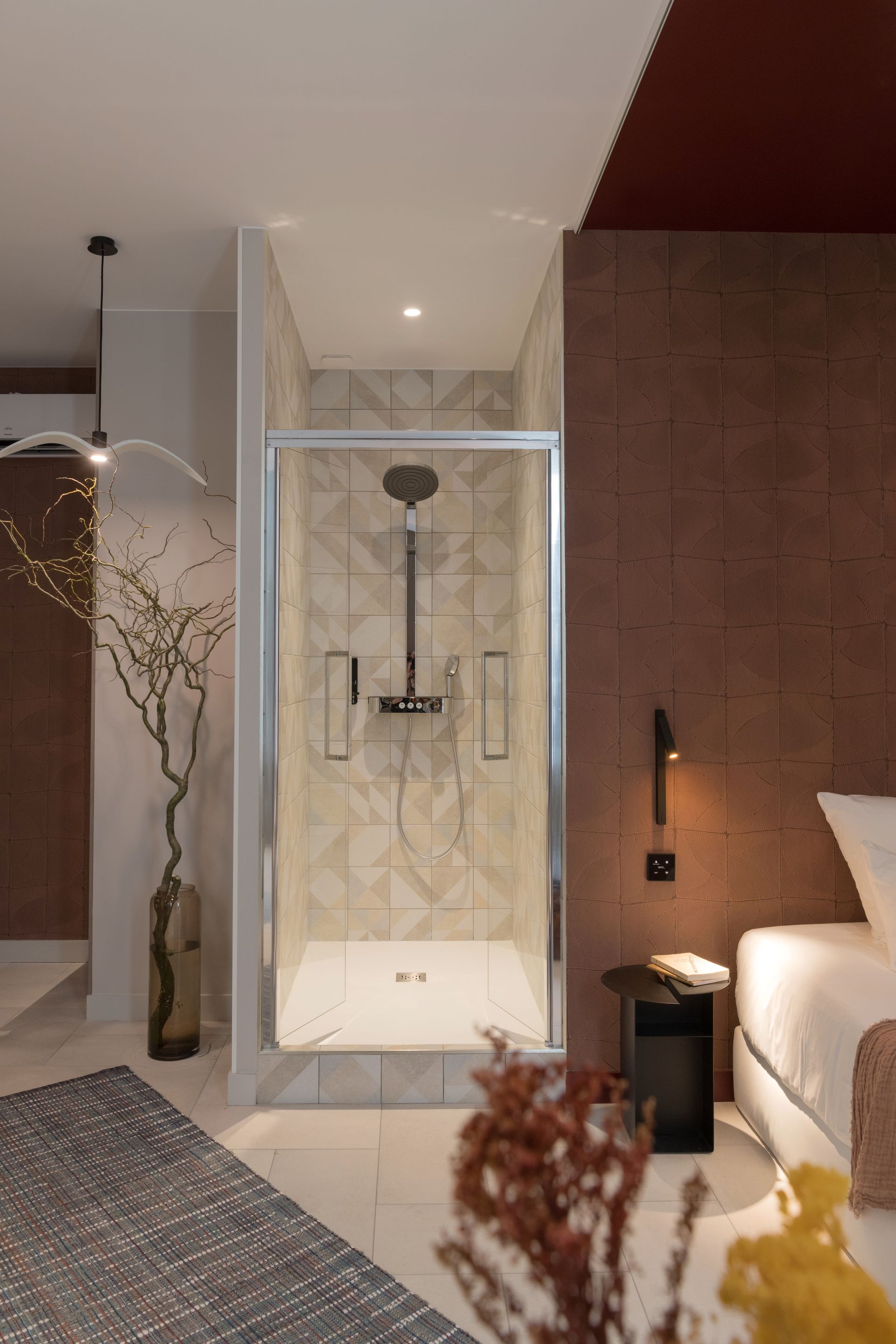 Chambre moderne avec cabine de douche en verre et salle de bains carrelée en marbre