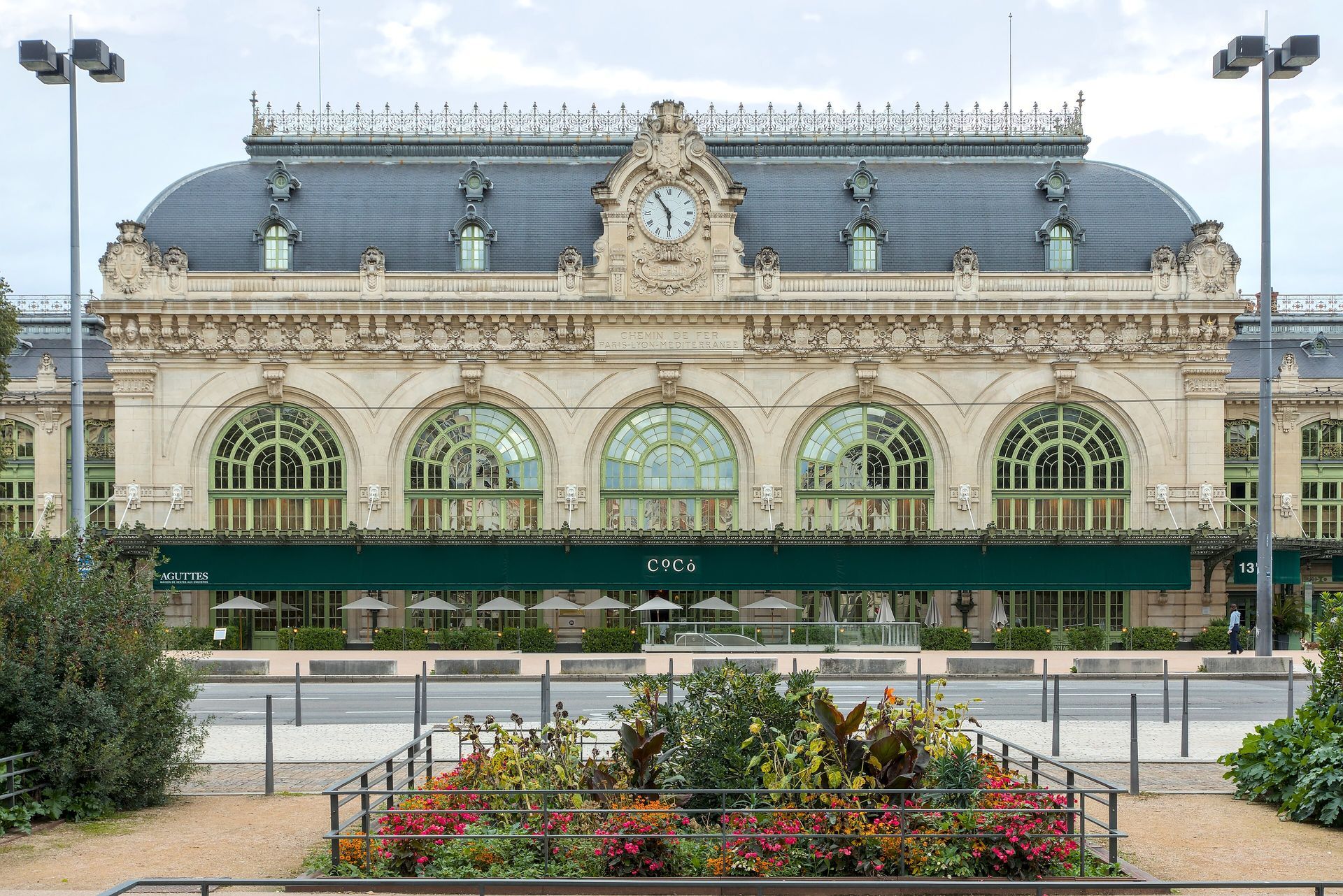 Chambre confortable et luxueuse avec cheminée, baignoire à la Tour Rose