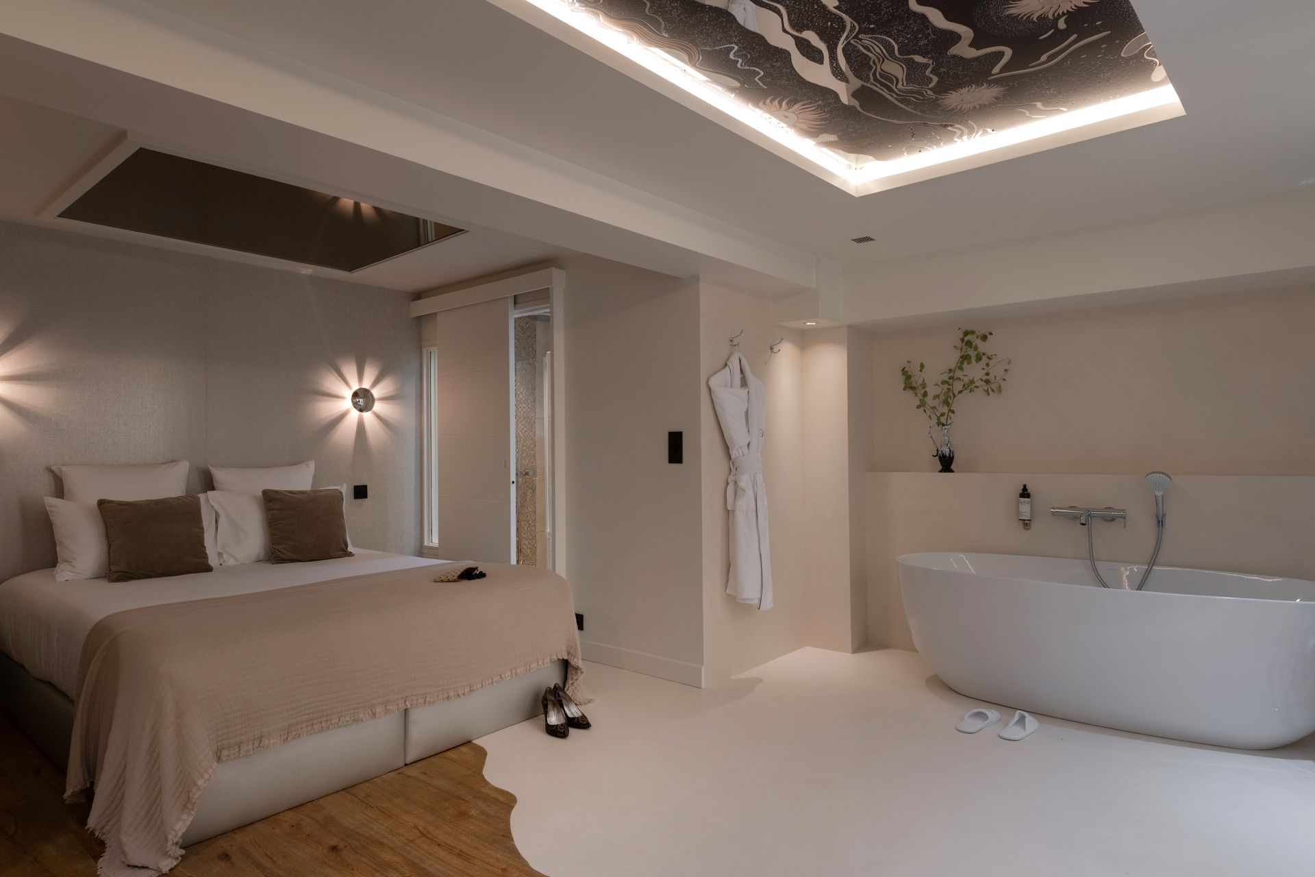 Intérieur de spa avec baignoire, table et chaise, et rideaux.