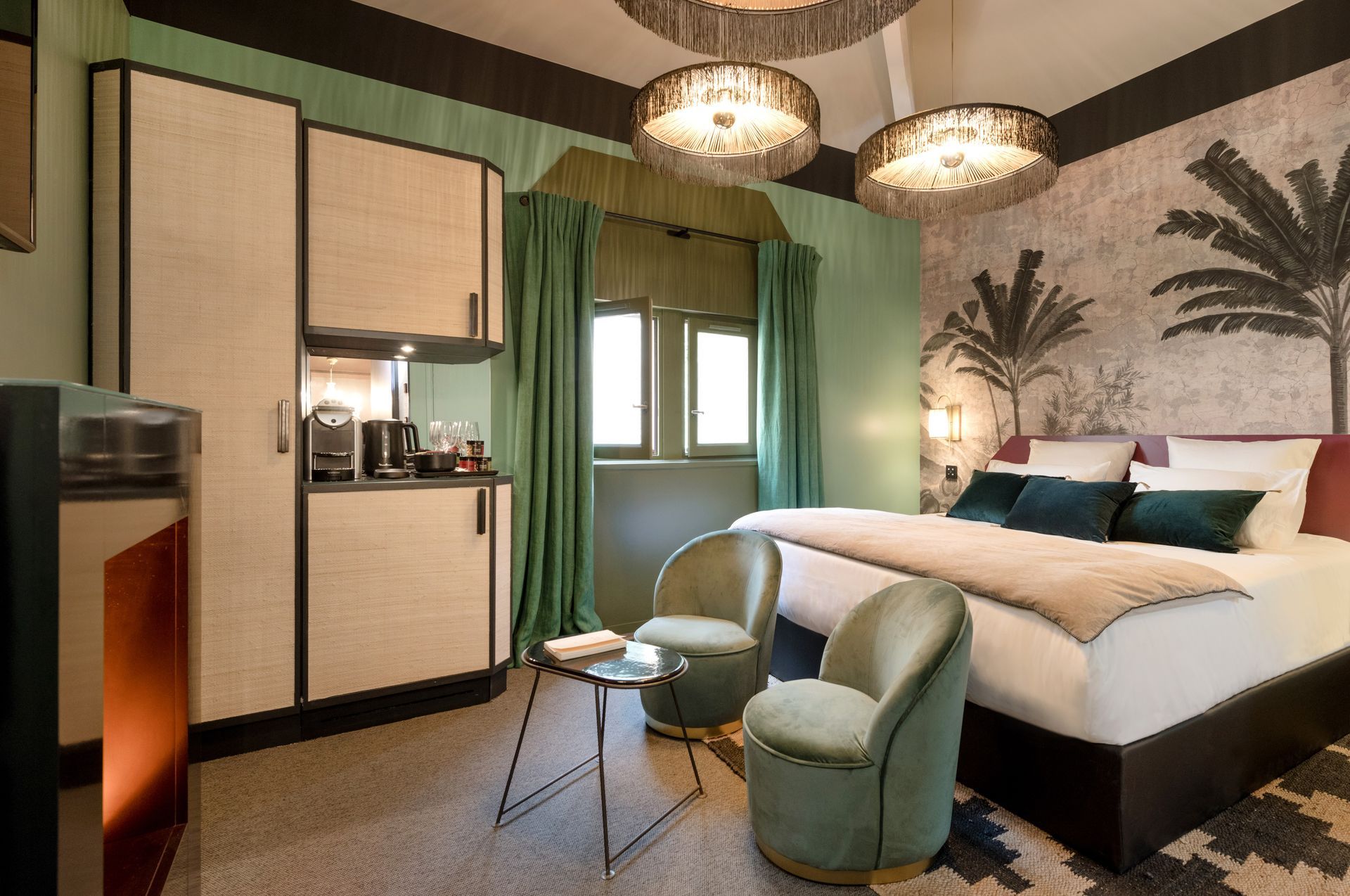 Salle de bains moderne avec baignoire, miroir rond et deux douches ; carrelage beige.