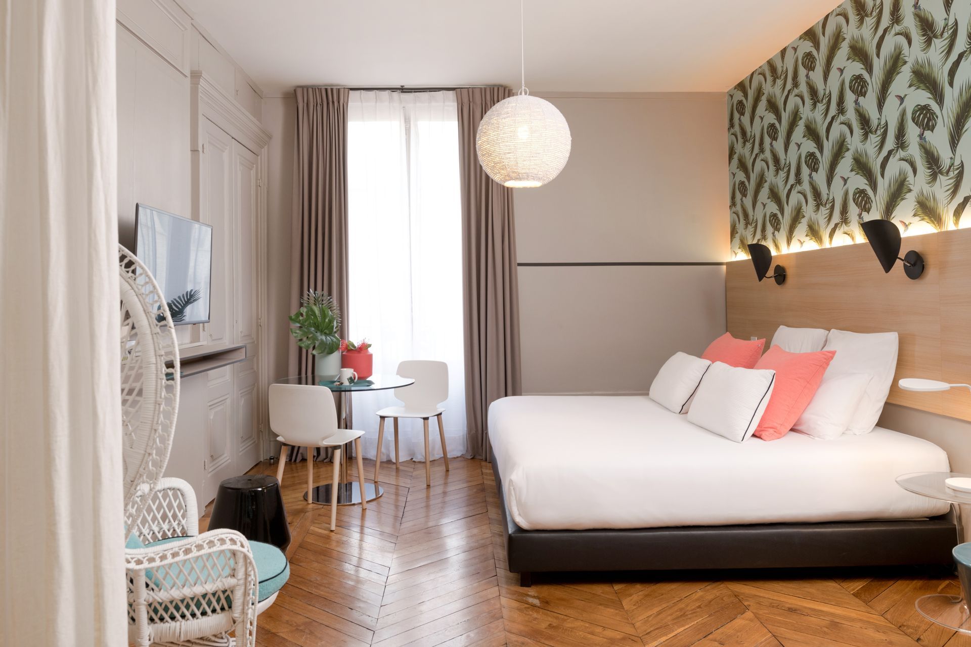 Chambre d'hôtel moderne avec baignoire, lit et tons neutres.