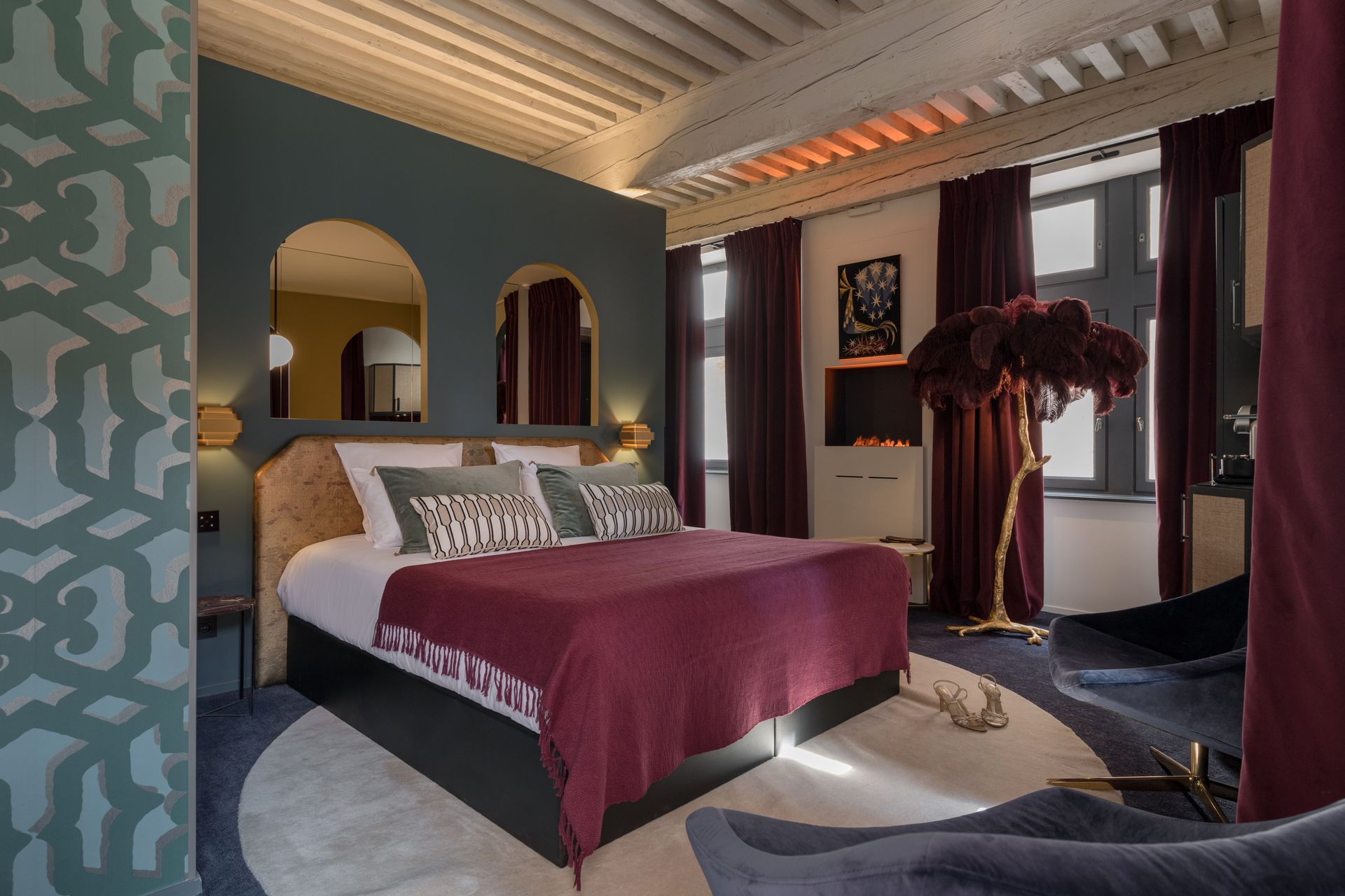 Intérieur de spa avec baignoire, table et chaise, et rideaux.