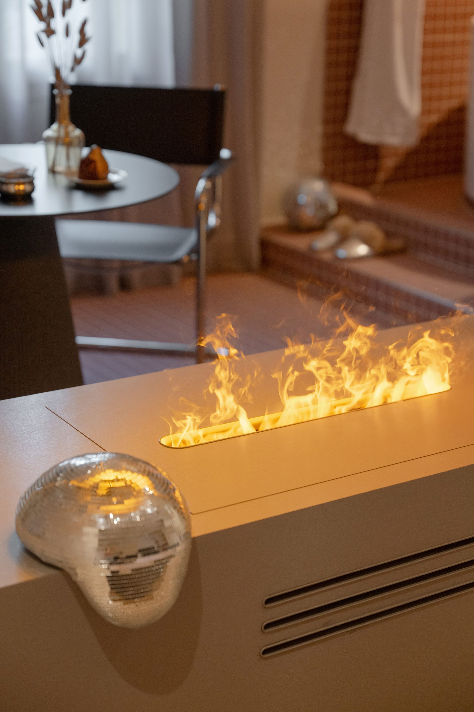 Cheminée argentée aux flammes vives dans un salon moderne