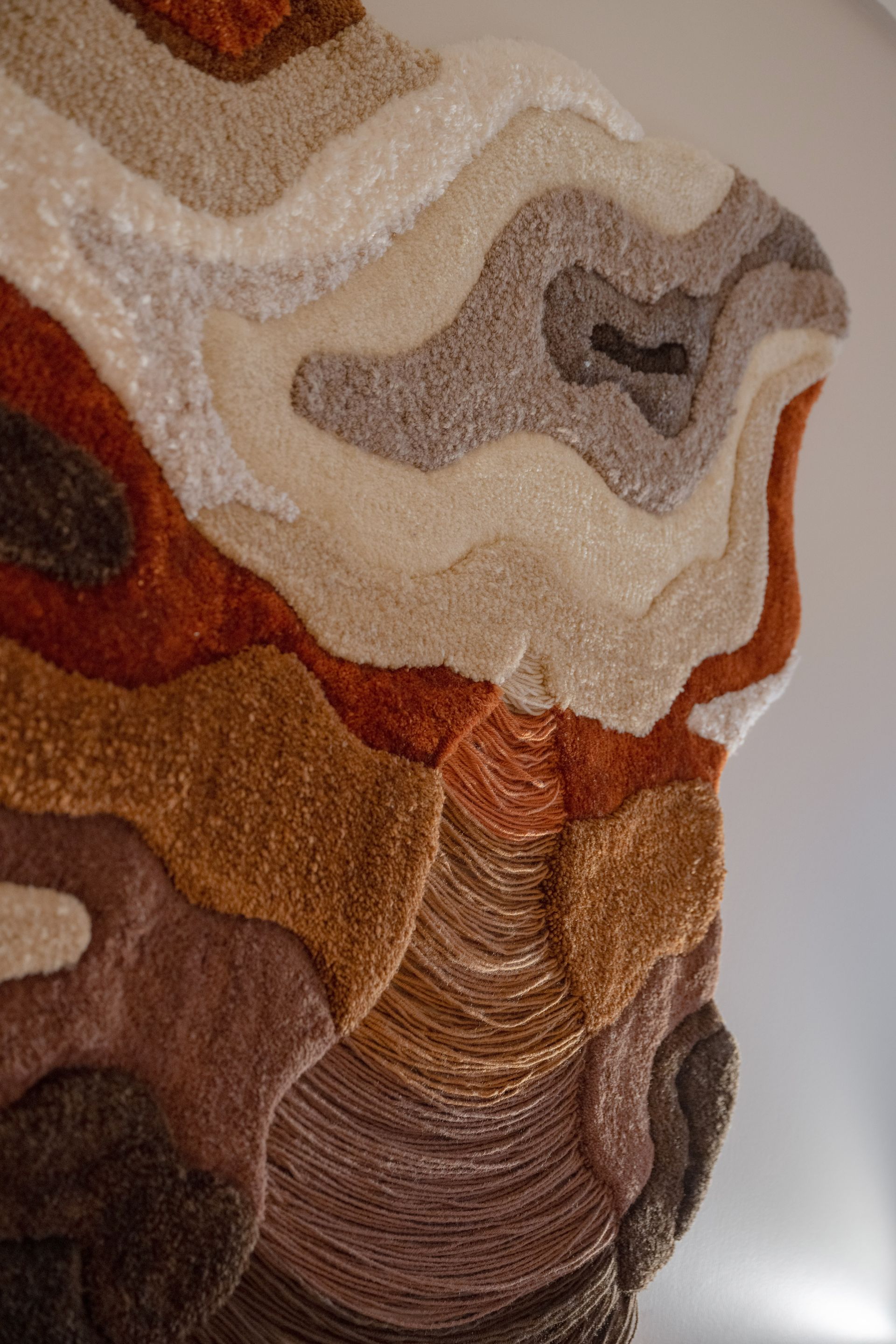 Tableau abstrait texturé en couches ondulées beiges, brunes, rouille et grises