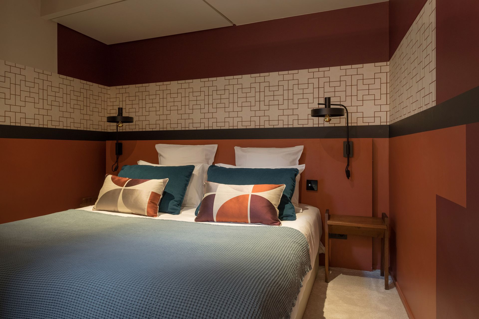 Chambre d'hôtel moderne avec baignoire, lit et tons neutres.