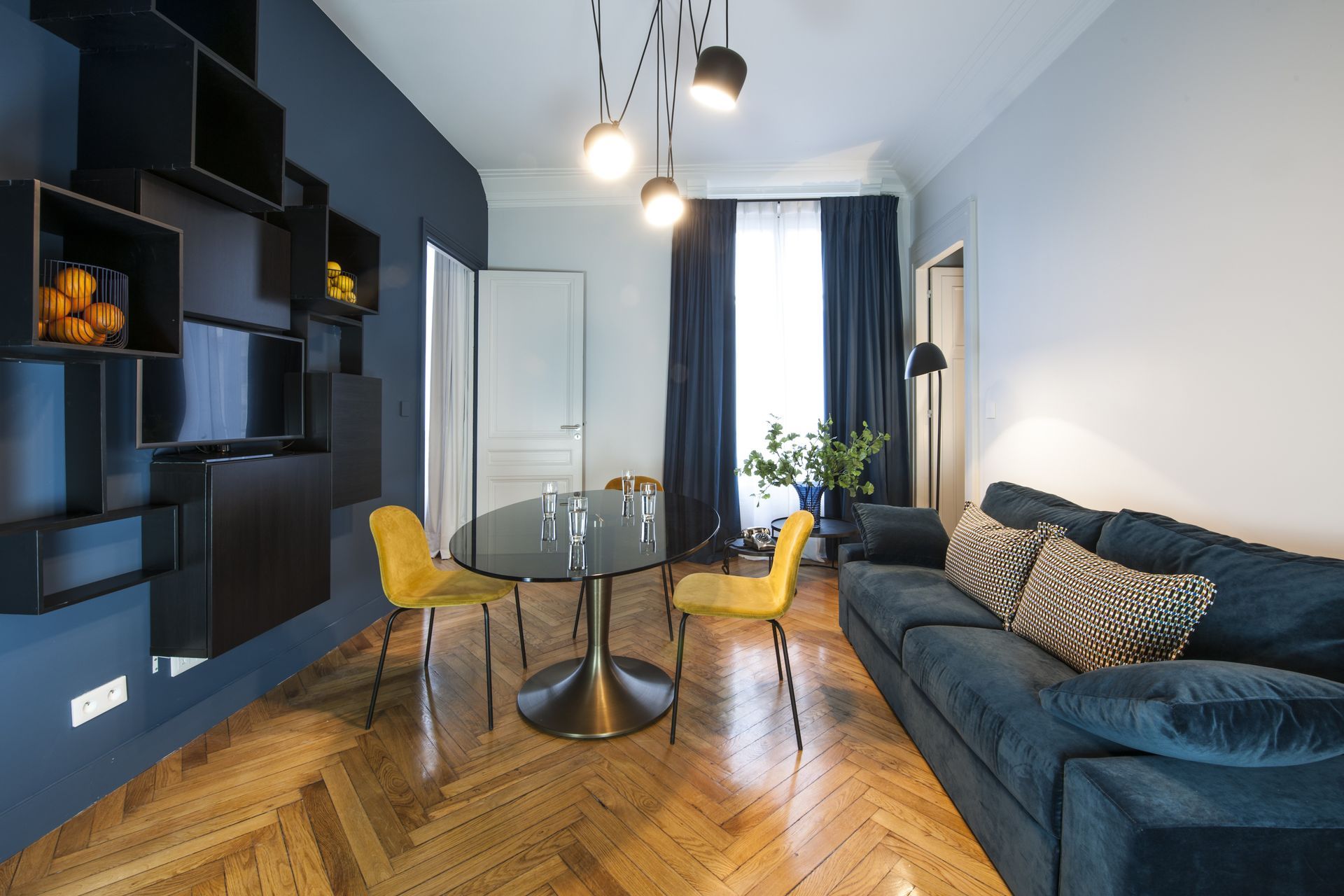 Intérieur de spa avec baignoire, table et chaise, et rideaux.