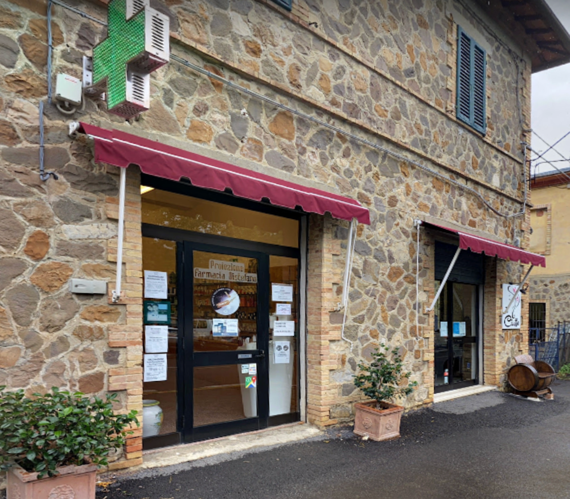 Esterno della sede di sant'angelo scalo. Muro in sasso vetrine con tende bordeaux