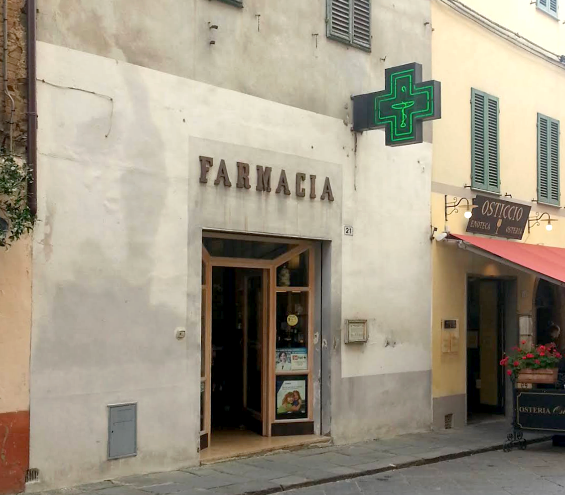 Esterno della sede di sant'angelo scalo. Muro in sasso vetrine con tende bordeaux