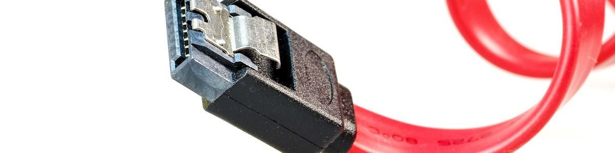 Eine Nahaufnahme eines SATA-Kabels auf weißem Hintergrund