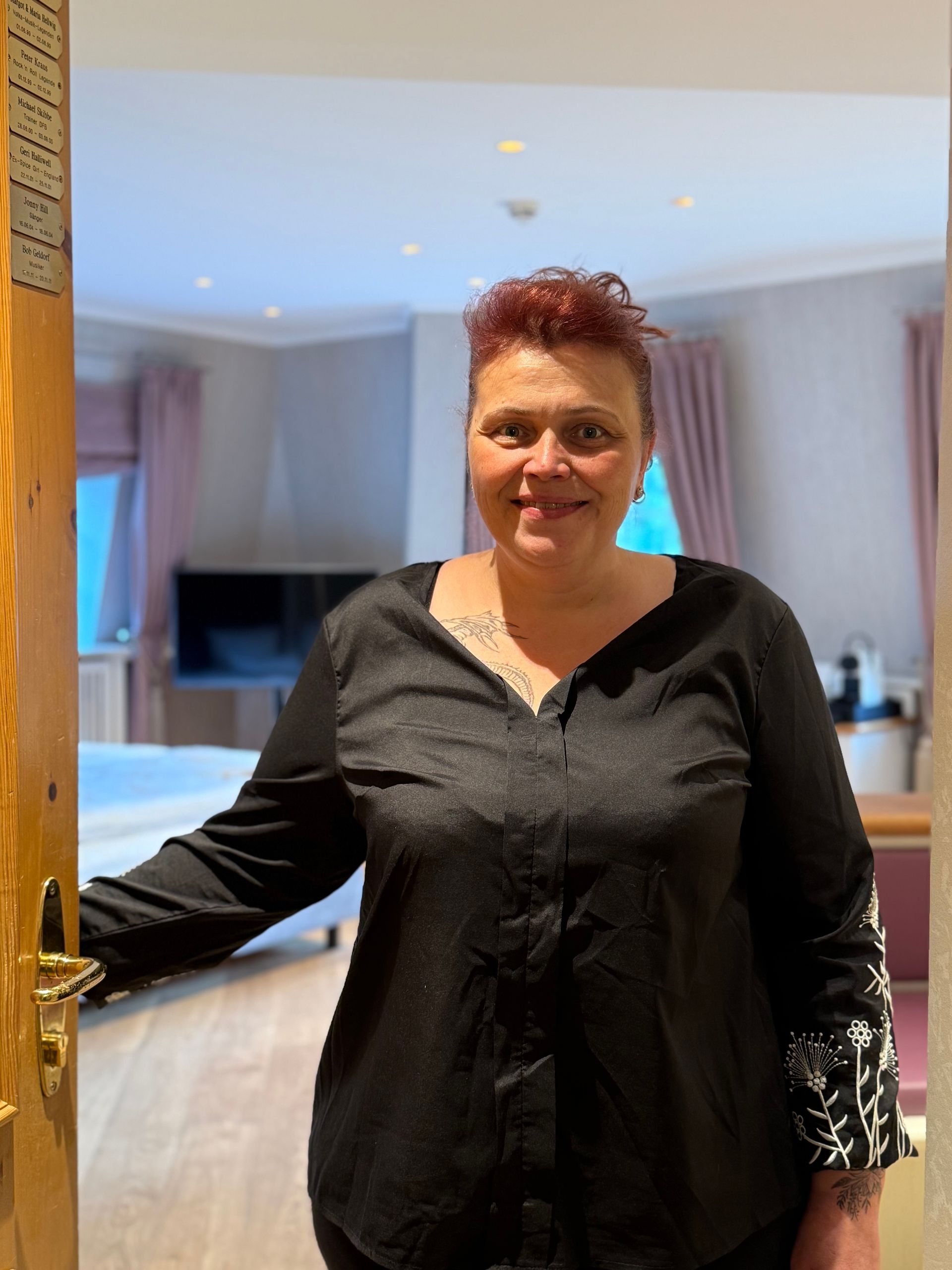 Eine Frau steht in der Eingangstür zu einem Zimmer