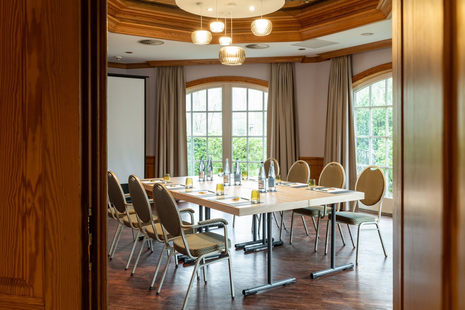 Ein Konferenzraum mit einem langen Tisch und Stühlen.