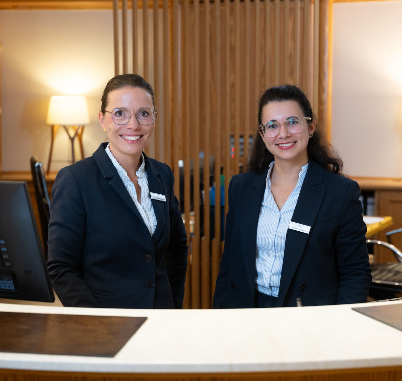 Eine Frau sitzt an einem langen Tisch in einem Restaurant.