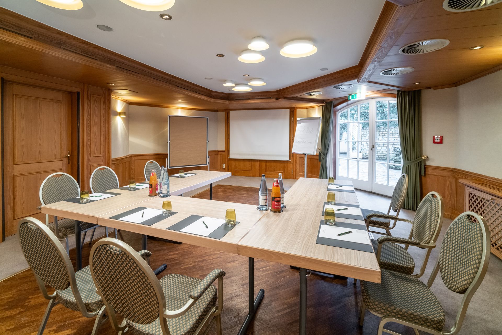 Ein Konferenzraum mit einem langen Tisch und Stühlen.