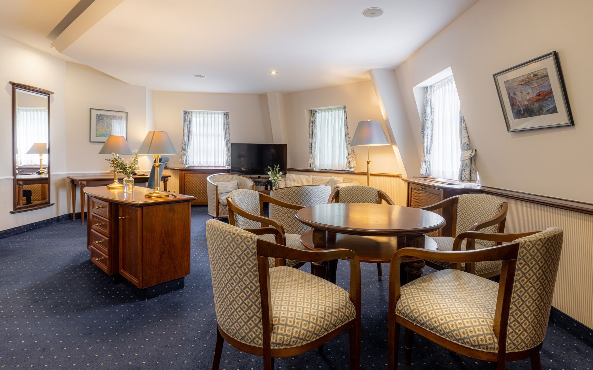 Ein Wohnzimmer mit einem Tisch und Stühlen
