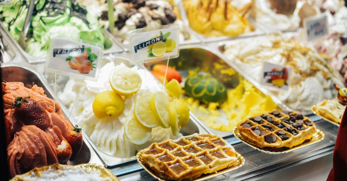 Eine Vitrine mit verschiedenen Desserts und Eissorten.