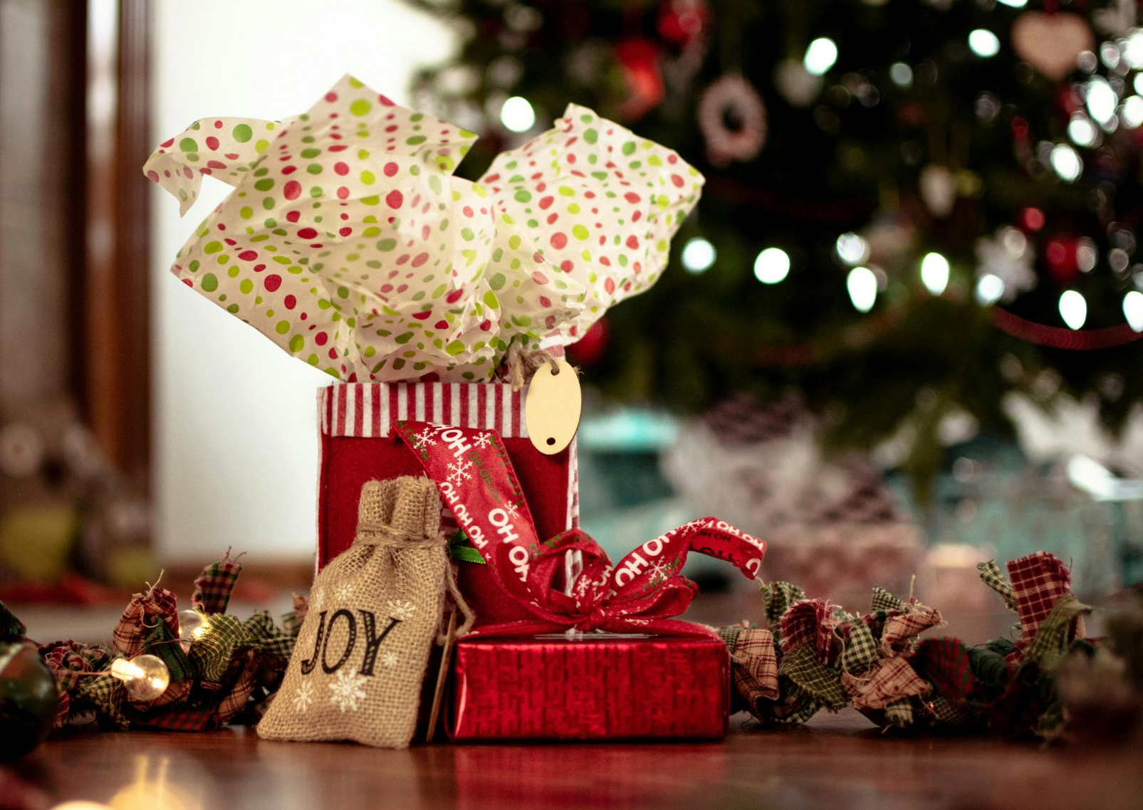 Geschenke unter Tannenbaum