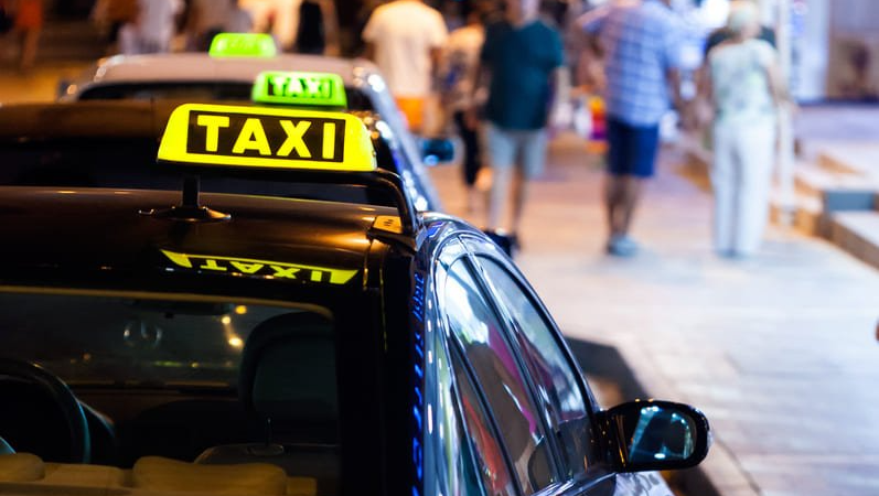 Trois taxis stationnés
