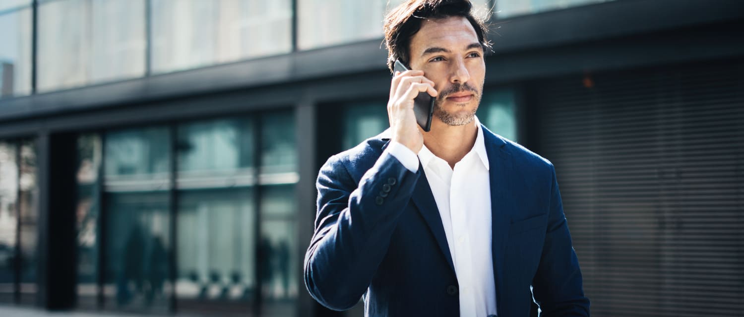 Homme d'affaires qui appelle un taxi