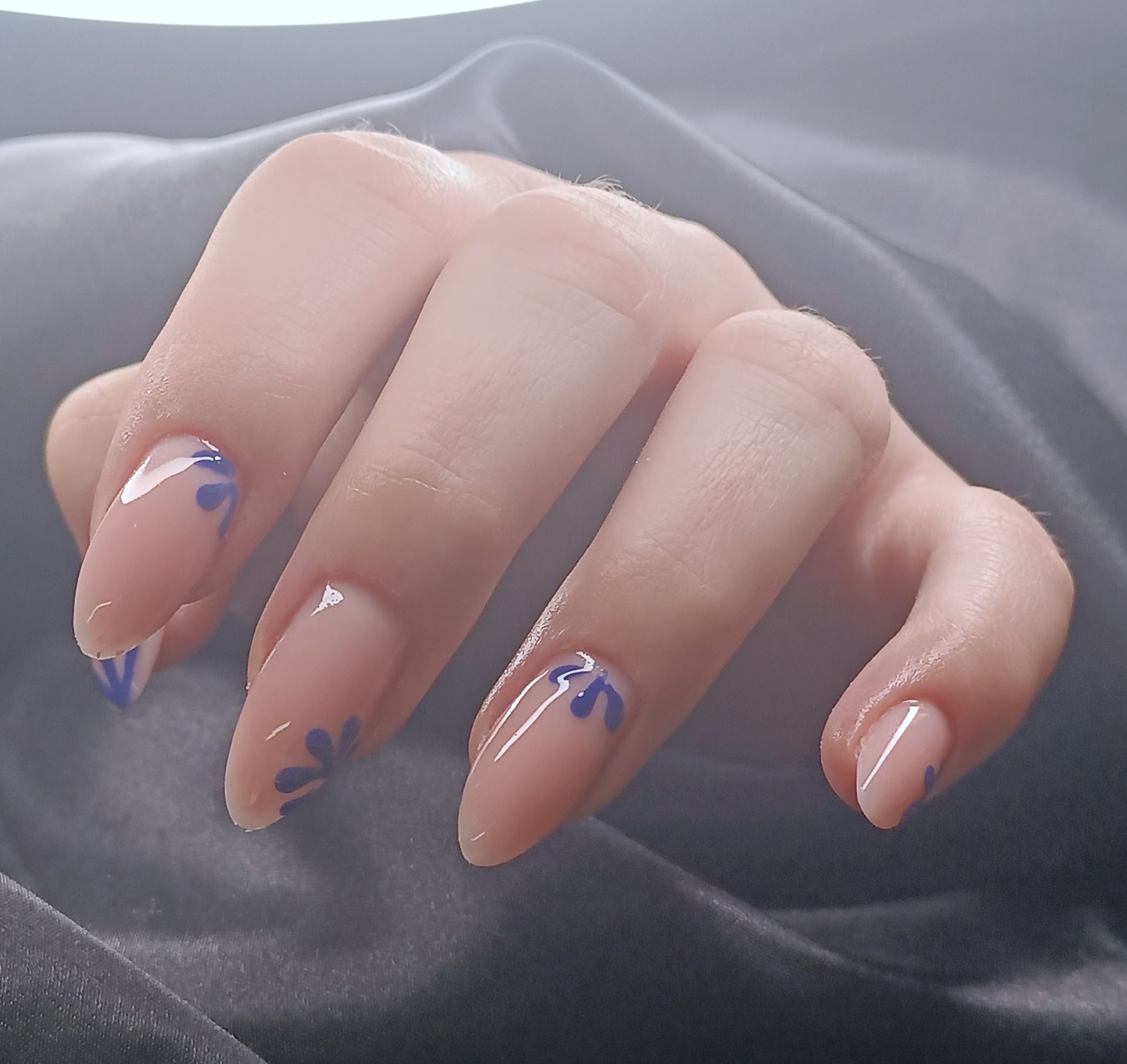 Nail art fleur bleu