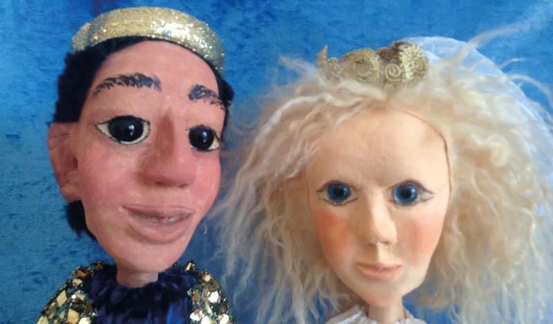 Eine männliche und eine weibliche Puppe stehen nebeneinander.