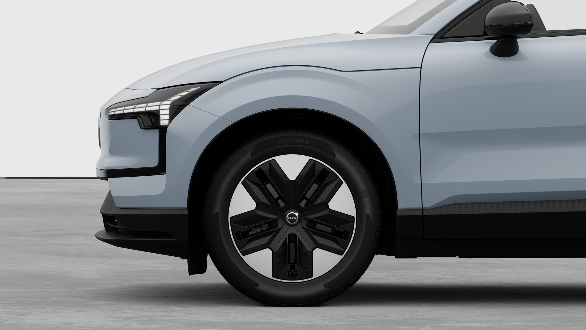 Vue de la roue avant avec jante aluminium en étoile.