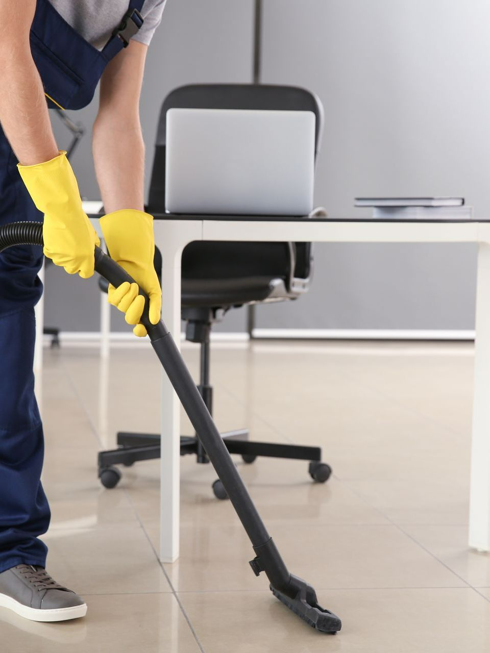 Passage d'aspirateur dans un bureau